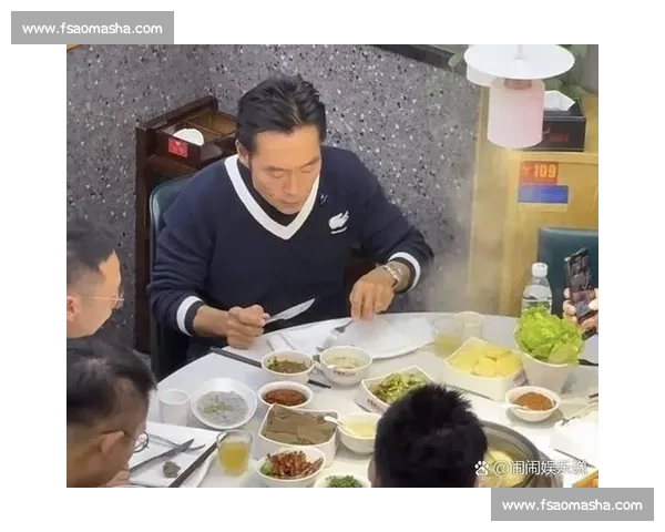 司徒浩南重出江湖！郑浩南香港街头再现经典造型，网友：青春回来了